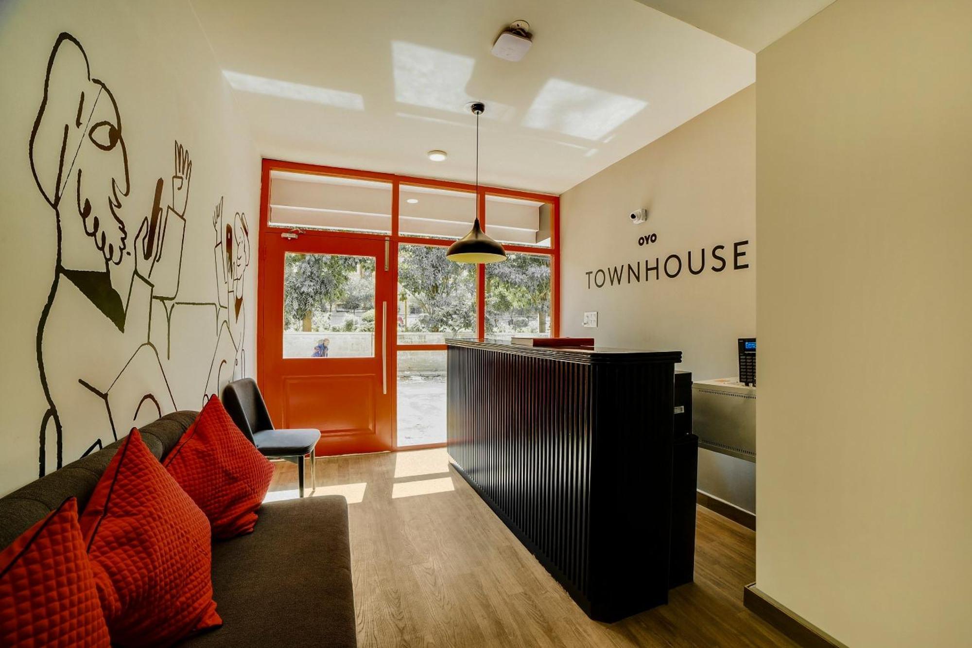 Townhouse Sarvar Hospitality Near Ascendas Park Square Mall Бангалор Экстерьер фото